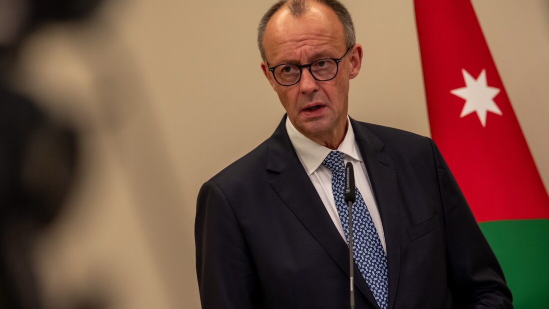 Bundeskanzler Friedrich Merz (CDU) spricht bei einem Pressestatement in Akaba. Foto: Michael Kappeler/dpa 20251207050656134.jpg