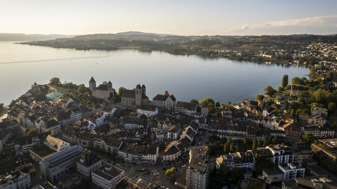 Der Stadtrat von Rapperswil-Jona erstattet Anzeige wegen einer möglichen Amtspflichtverletzung. Im Bild die Rapperswiler Altstadt. (Archivbild) 20260521140400148.jpg