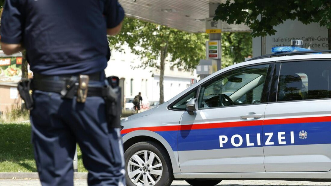 Ein Polizist steht in der Nähe des Tatorts. Die Polizei ist im Großeinsatz in einer Grazer Schule in der Dreierschützengasse. Bei Schüssen dort sind nach Angaben des ORF mehrere Menschen getötet worden. Das berichtete der Sender unter Berufung auf das österreichische Innenministerium. Foto: Erwin Scheriau/APA/dpa 20250610141252643.jpg