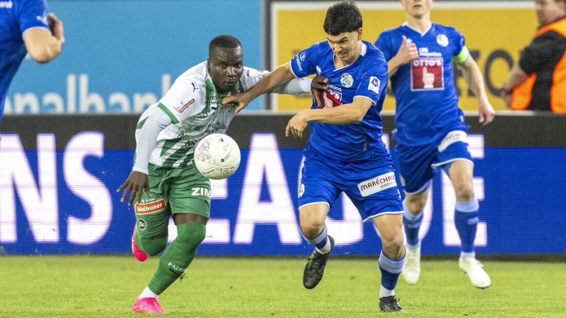 Chadrac Akolo (links) beendet St. Gallens Torflaute, doch zum benötigten Sieg reicht sein Treffer nicht 20250403223354234.jpg