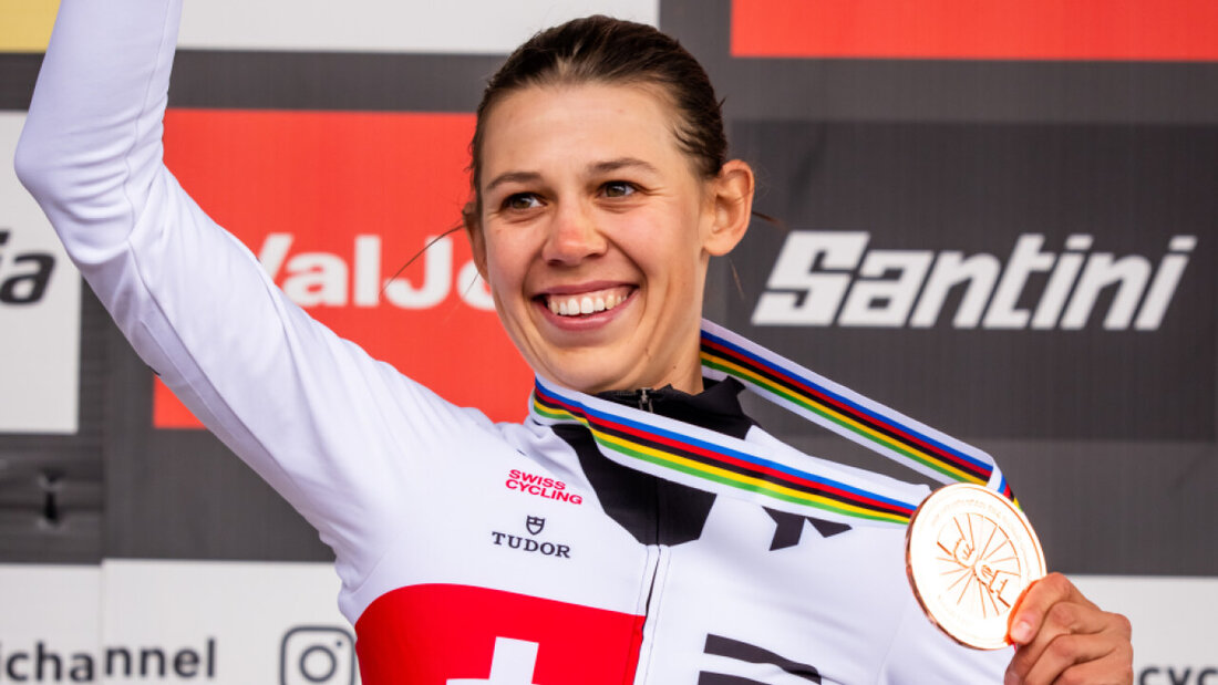 Alessandra Keller zeigt ihre WM-Bronzemedaille 20250913184943783.jpg