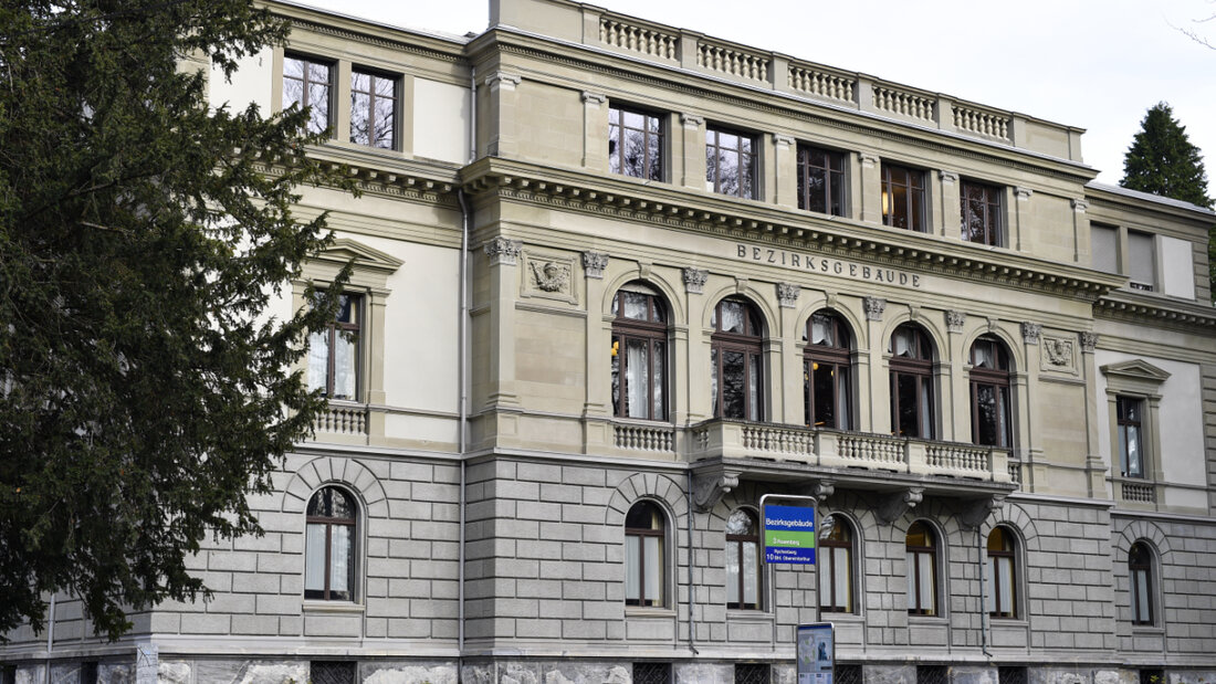 Ein 51-jähriger Mann fuhr mit drei Messern in der Jacke nach Zürich. Er wolle im "Judenquartier" Leute abstechen, schrieb er zuvor per Whatsapp. "Alles nur ein Scherz", beteuerte er am Mittwoch vor Gericht. (Archivbild) 20251029100501724.jpg