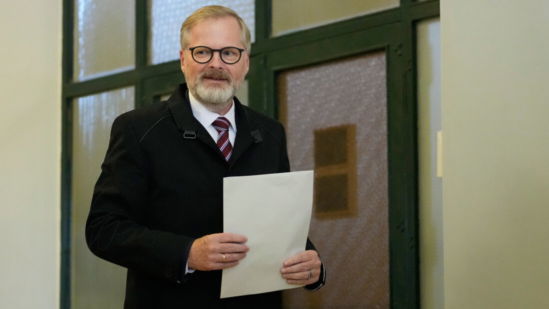 ARCHIV - Der tschechische Regierungschef Petr Fiala gibt seine Stimme bei den Parlamentswahlen in einem Wahllokal ab. Nach der Niederlage seiner liberalkonservativen Koalition hat sein Kabinett nun seinen Rücktritt erklärt. Foto: Darko Bandic/AP/dpa 20251106144431119.jpg