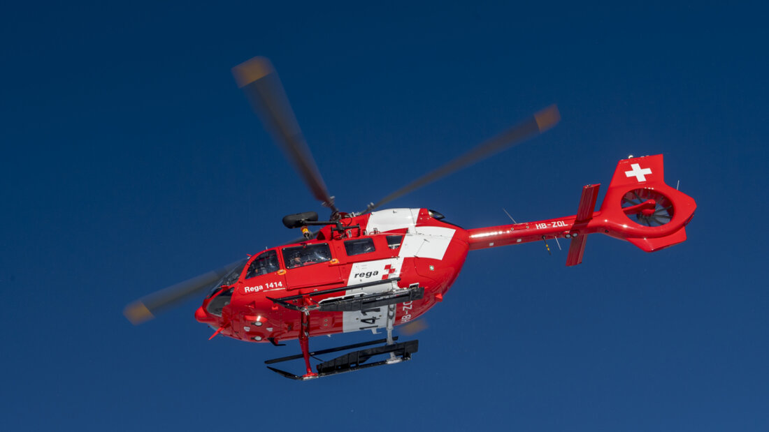 Die Rega flog am Dienstagabend eine junge Motorradfahrerin in ein Spital. Dort erlag sie ihren Verletzungen. (Symbolbild) 20260527160619618.jpg