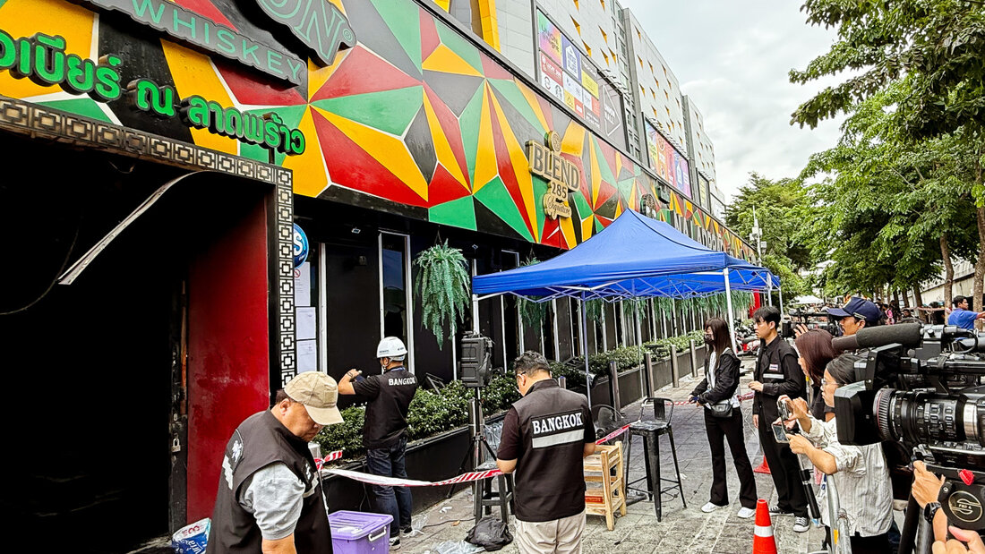 Kriminalermittler und Medienvertreter arbeiten nach einem Brand vor dem Lokal Rong Beer Na Ladprao. Foto: Carola Frentzen/dpa 20260715070042096.jpg