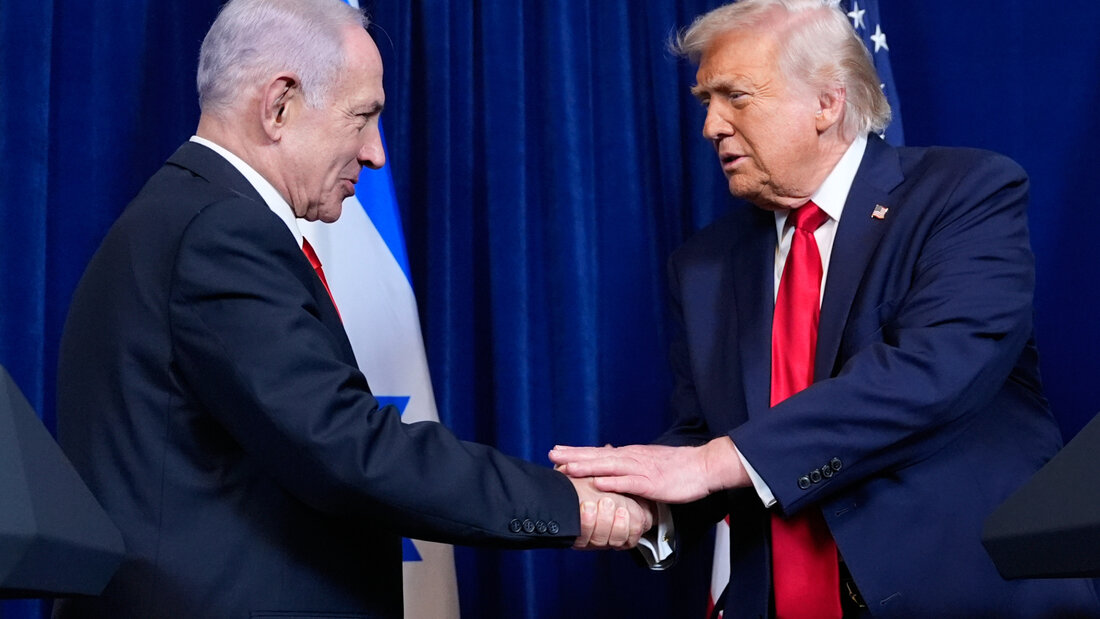 ARCHIV - US-Präsident Donald Trump (r) gibt dem israelischen Ministerpräsidenten Benjamin Netanjahu während einer gemeinsamen Pressekonferenz in Mar-a-Lago die Hand. Foto: Alex Brandon/AP/dpa 20260724192032203.jpg
