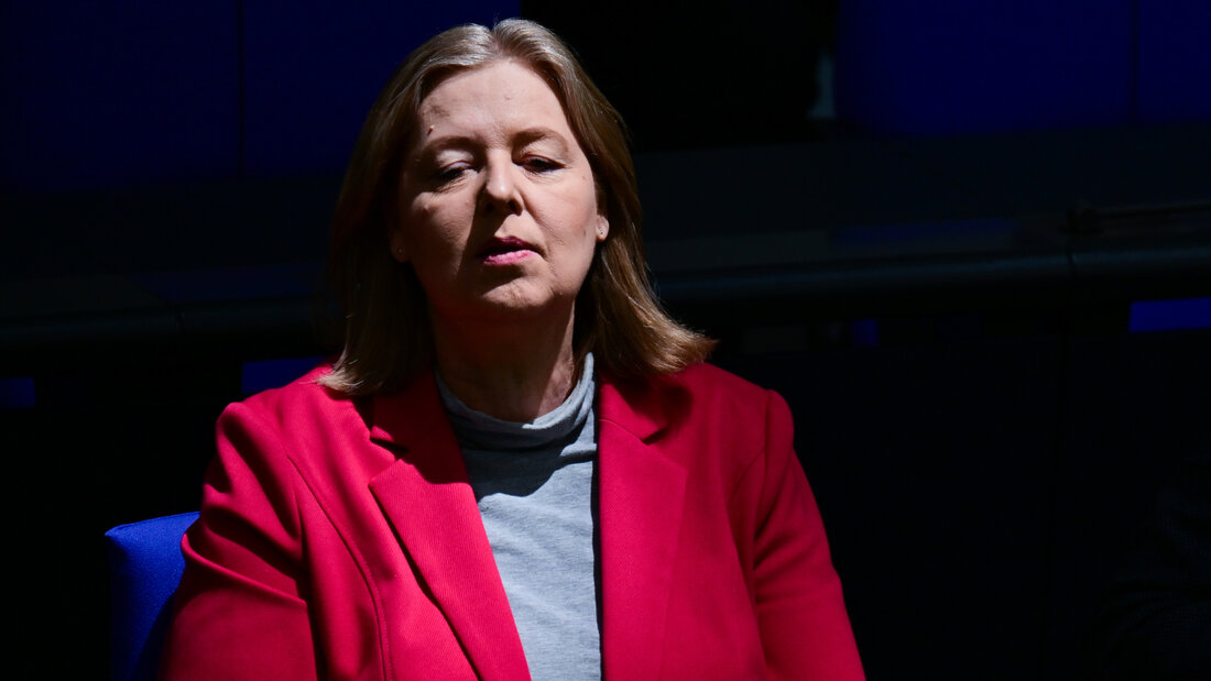 ARCHIV - Bärbel Bas (SPD), Bundesministerin für Arbeit und Soziales, hört während der 60. Sitzung des 21. Deutschen Bundestages zu. Foto: Sebastian Christoph Gollnow/dpa 20261012133405594.jpg