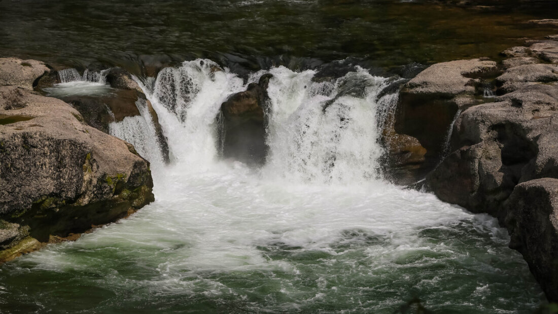 Beim Wasserfall Felsenegg an der Thur gab es schon mehrere tödliche Unfälle. Nun sollen bauliche Massnahmen die Gefahrenstelle etwas entschärfen. (Archivbild) 20250611094505714.jpg