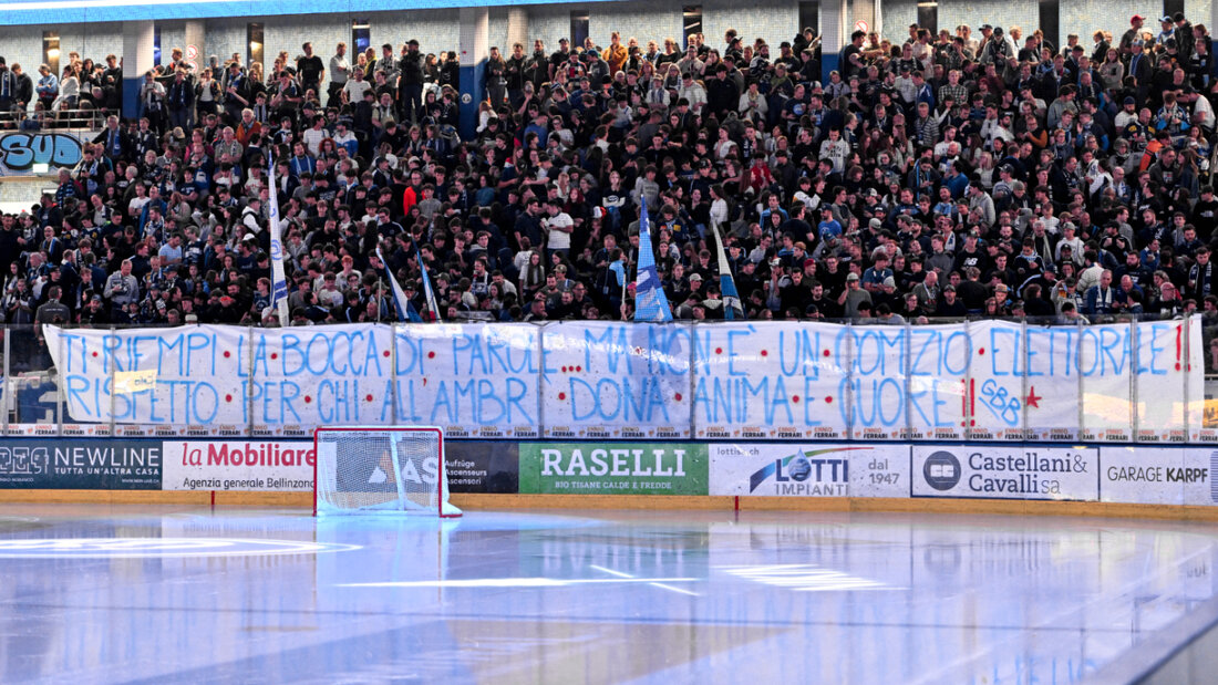Klare Botschaft: Die Fans von Ambri-Piotta sind zufrieden, freuen sich aber über einen knappen 3:2-Sieg gegen das Schlusslicht Ajoie 20251010224028799.jpg