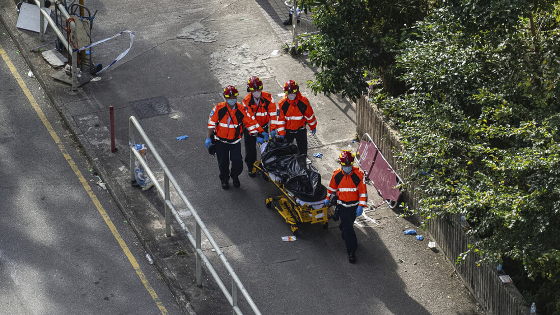 Gesundheitspersonal trägt eine Leiche nach einem tödlichen Brand in Hongkong. Foto: Chan Long Hei/AP/dpa 20251128064625290.jpg