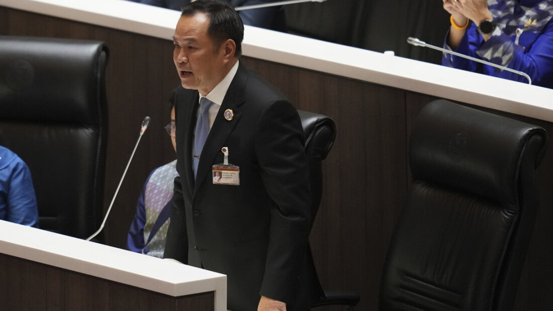 ARCHIV - Anutin Charnvirakul (M) steht während der Abstimmung eines neuen Ministerpräsidenten im September im Parlament. Nun hat er einen Antrag auf Auflösung des Repräsentantenhauses gestellt. (Archivfoto) Foto: Sakchai Lalit/AP/dpa 20251212005555409.jpg