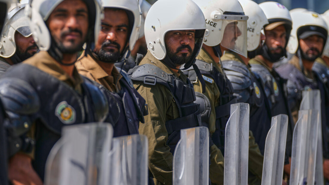 dpatopbilder - Polizeibeamte nehmen an einem Briefing vor ihrem Einsatz in Islamabad, Pakistan, teil, wo sie die Sicherheit vor möglichen Verhandlungen zwischen dem Iran und den Vereinigten Staaten gewährleisten sollen. Foto: Anjum Naveed/AP/dpa 20260410092840660.jpg