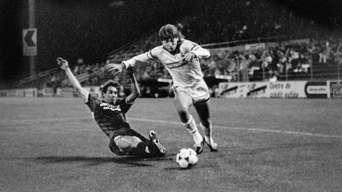 Viel zu früh verstorben Peter Schepull (li.) mit Dress von Wettingen im Zweikampf mit dem Sittener Mirsad Baljic 20260529195820504.jpg