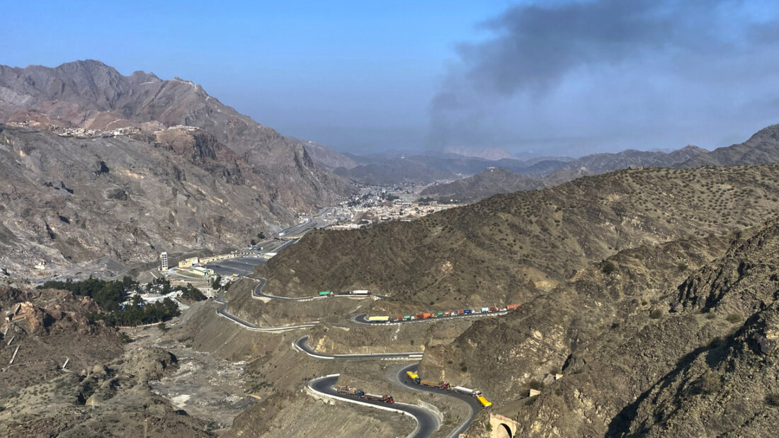 ARCHIV - Nach Zusammenstößen zwischen pakistanischen und afghanischen Streitkräften in der Nähe des Grenzübergangs Torkham in Pakistan steigt Rauch von der afghanischen Seite auf, während Lastwagen am Straßenrand geparkt werden. Foto: Maaz Awan/AP/dpa 20260610132804974.jpg