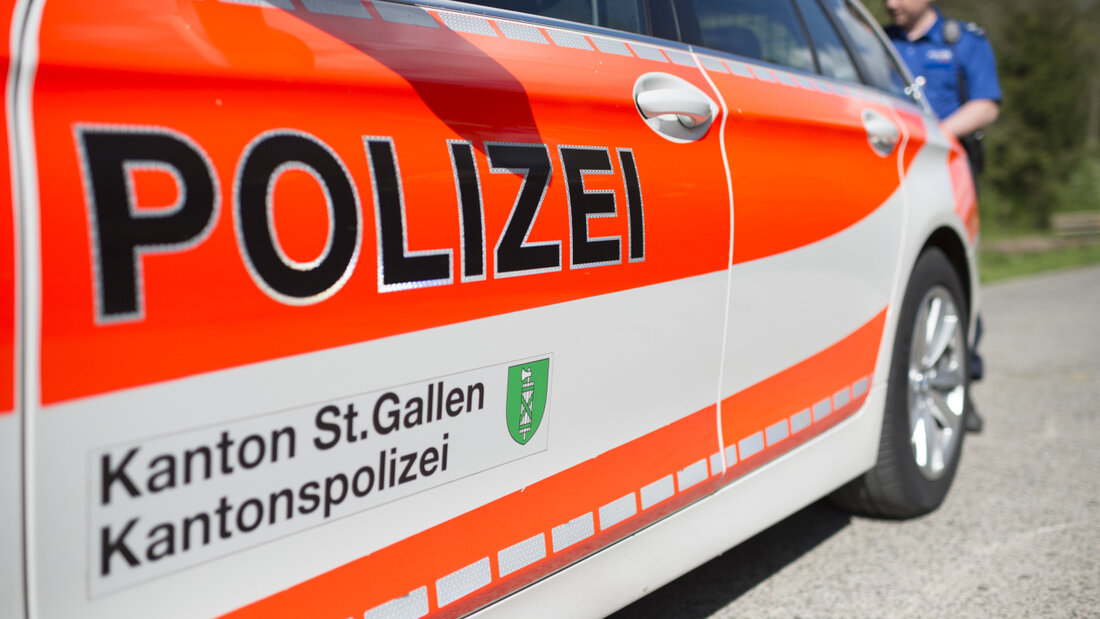 Bei der Nachfahrt eines Fluchtfahrzeugs verletzten sich am Sonntag in der Früh in St. Gallen eine Polizistin und ein Polizist. (Symbolbild) 20260726120837973.jpg