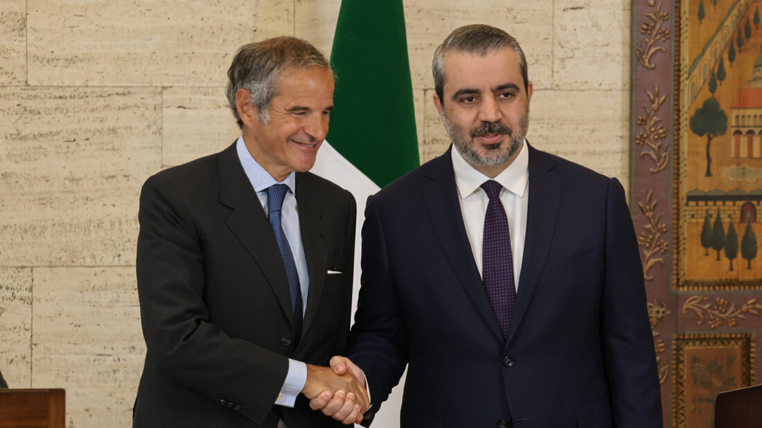 Rafael Grossi (l) und der syrische Außenminister Asaad al-Schaibani bei einer Pressekonferenz in Damaskus. Foto: Mohammed Al-Rifai/dpa 20260818191708421.jpg
