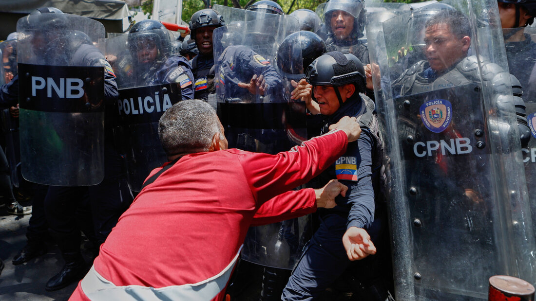 ARCHIV - Ein Demonstrant hält einen Beamten der Bolivarischen Nationalpolizei fest, als die Polizei versucht, die Demonstranten, die höhere Gehälter, Renten und Sozialleistungen fordern, an der Fortsetzung ihres Marsches zum Präsidentenpalast Miraflores zu hindern. Foto: Pedro Mattey/AP/dpa 20260916194242903.jpg