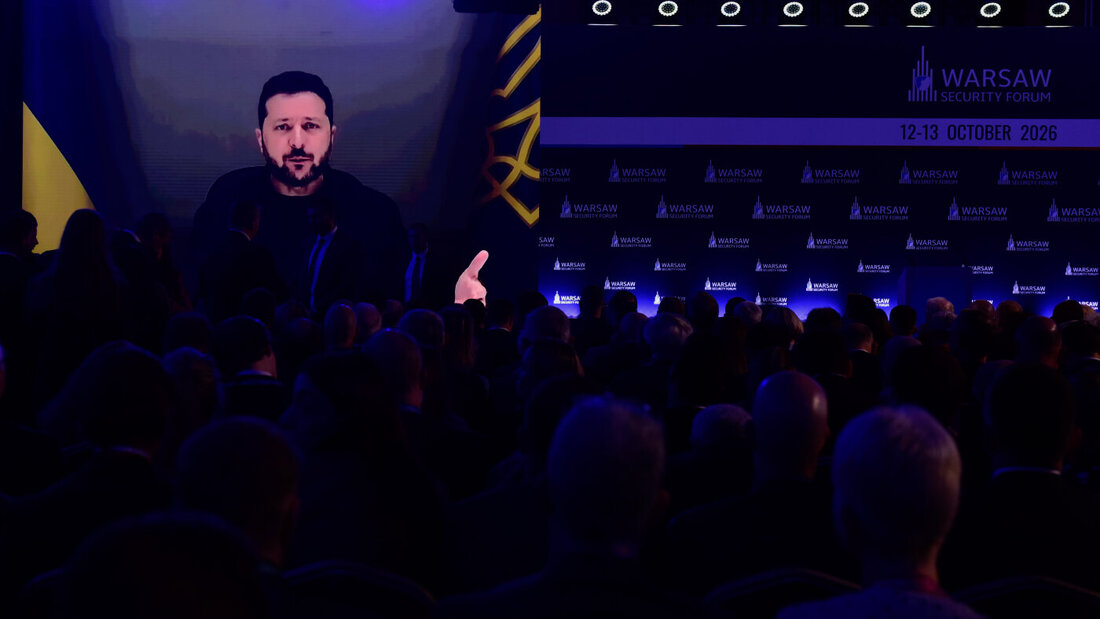 dpatopbilder - Teilnehmer verfolgen auf einer Großbildleinwand die Rede des ukrainischen Präsidenten Wolodymyr Selenskyj auf dem Warschauer Sicherheitsforum in Warschau. Foto: Attila Husejnow/AP/dpa 20261012122658125.jpg