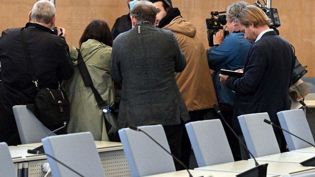 Journalisten machen Bilder vom Angeklagten im Gerichtssaal des Oberlandesgerichts. Foto: Federico Gambarini/dpa 20250527151503197.jpg