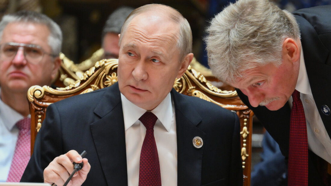 ARCHIV - Der russische Präsident Wladimir Putin (l) spricht mit Kreml-Sprecher Dmitri Peskow während des Gipfels der Gemeinschaft Unabhängiger Staaten im Palast der Nation. Foto: Grigory Sysoyev/Pool Sputnik Kremlin/dpa 20251215140814980.jpg