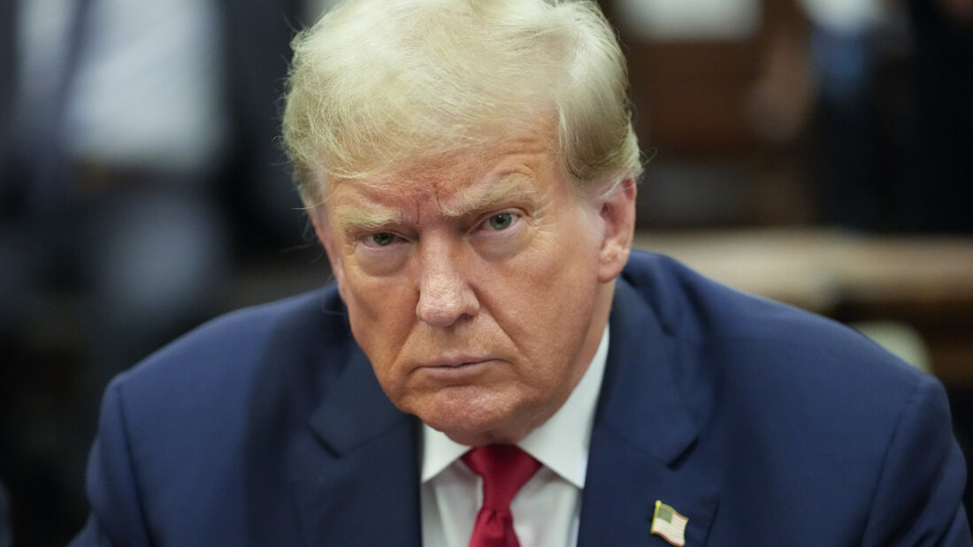 ARCHIV - Donald Trump, ehemaliger Präsident der USA, sitzt im Gerichtssaal vom New York Supreme Court. Foto: Mary Altaffer/POOL AP/AP/dpa 20260327060439871.jpg