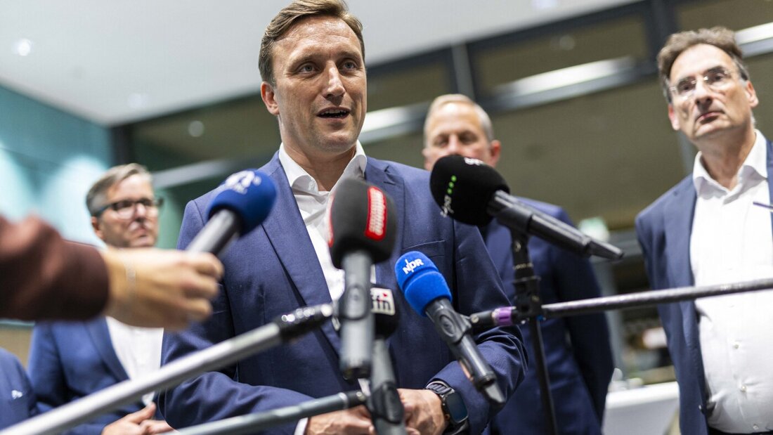 dpatopbilder - Sebastian Lechner (M), Landesvorsitzender der CDU Niedersachsen, spricht während eines Pressestatements im Haus der Region. Am 13.09.2026 haben Kommunalwahlen in Niedersachsen stattgefunden. Foto: Michael Matthey/dpa 20260914103006586.jpg