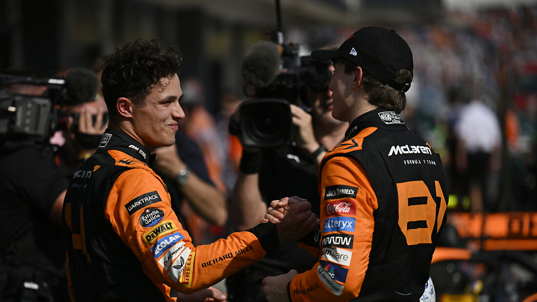 Oscar Piastri (rechts) und Lando Norris (links) hatten nach der Zieleinfahrt viel zu besprechen. 20240721170157900.jpg