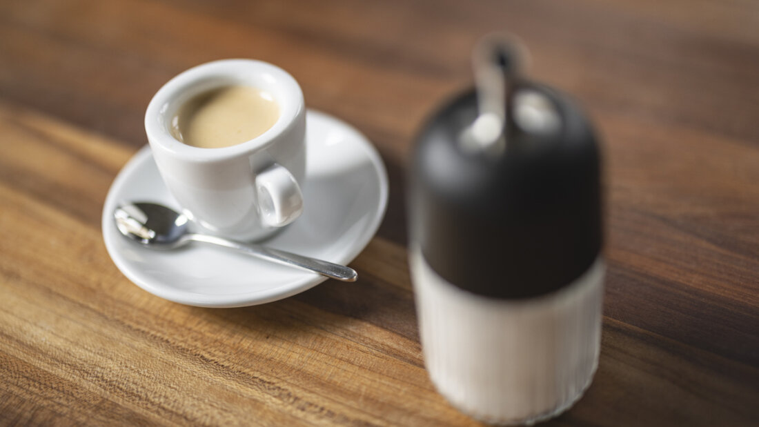 In der Schweiz ist die Tasse Kaffee im Restaurant teurer geworden. Im Durchschnitt wurden in diesem Jahr in Restaurants für ein Café crème 7 Rappen mehr bezahlt als im letzten Jahr.(Archivbild) 20251124104115634.jpg