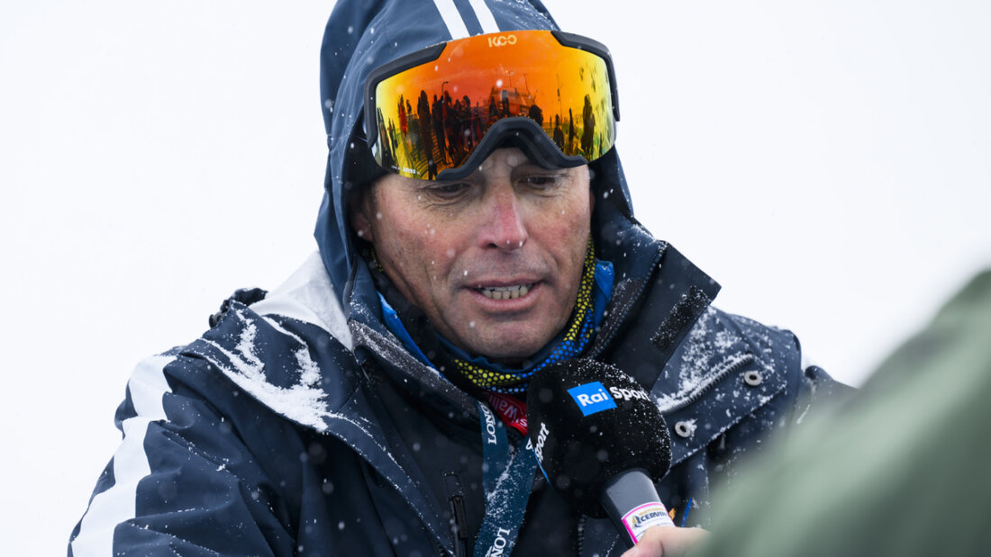 Der langjährige FIS-Renndirektor Markus Waldner im November 2023 in Cervinia im TV-Interview 20251202110032445.jpg