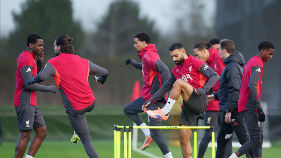 Von einer Schar von Medienleuten ins Visier genommen: m Training von Liverpool ist Mohamed Salah am Montag dabei, nach Mailand gereist ist er nicht 20251209040027281.jpg