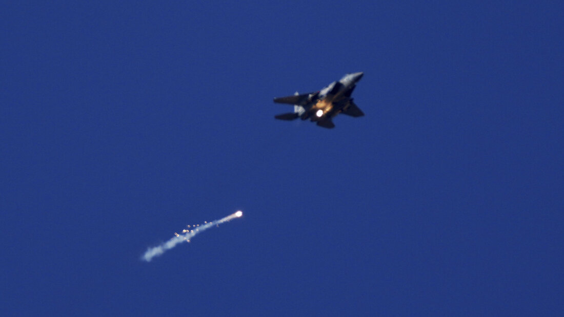 ARCHIV - Ein Kampfflugzeug der israelischen Luftwaffe feuert Leuchtraketen über dem Gazastreifen ab, zu sehen vom Süden Israels aus. Foto: Ariel Schalit/AP/dpa 20260330060020334.jpg