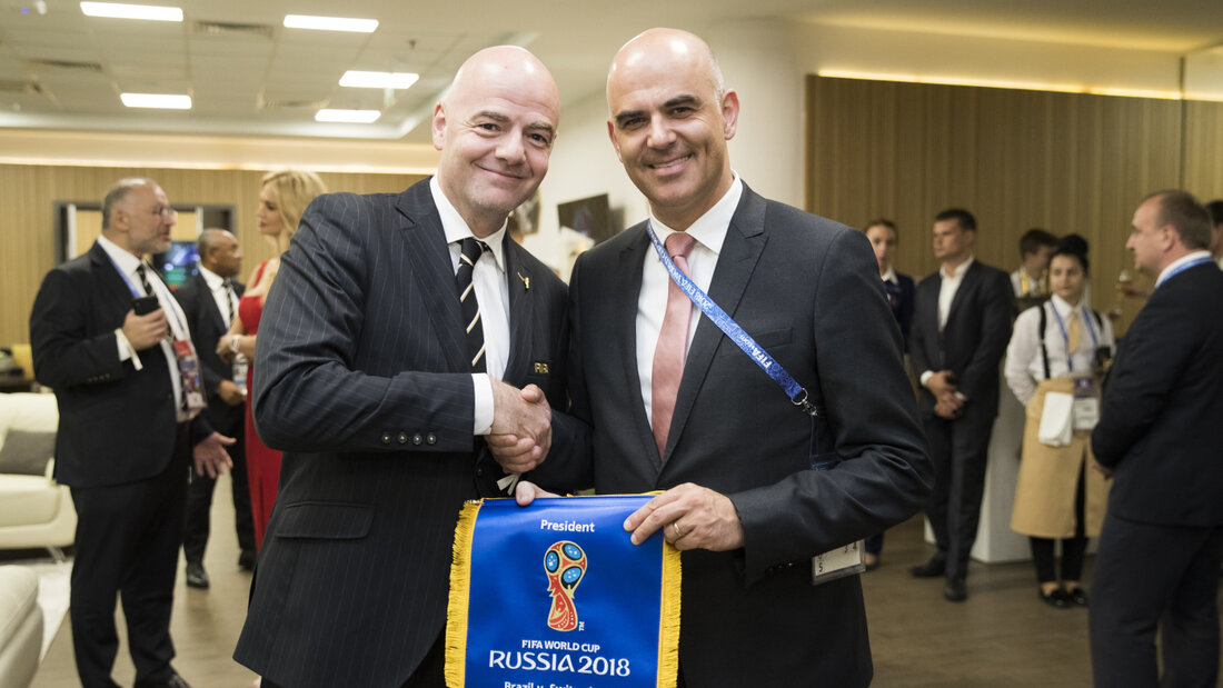 Alain Berset, damals noch Bundesrat, vor dem Spiel Schweiz - Brasilien an der WM 2018 in Russland mit FIFA-Präsident Gianni Infantino 20260719144312648.jpg