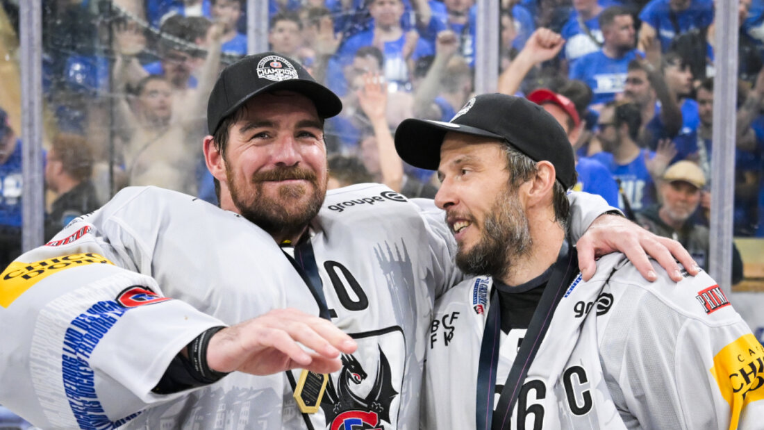 Meistergoalie Reto Berra (links) Arm in Arm mit Fribourgs Captain Julien Sprunger 20260730204059066.jpg