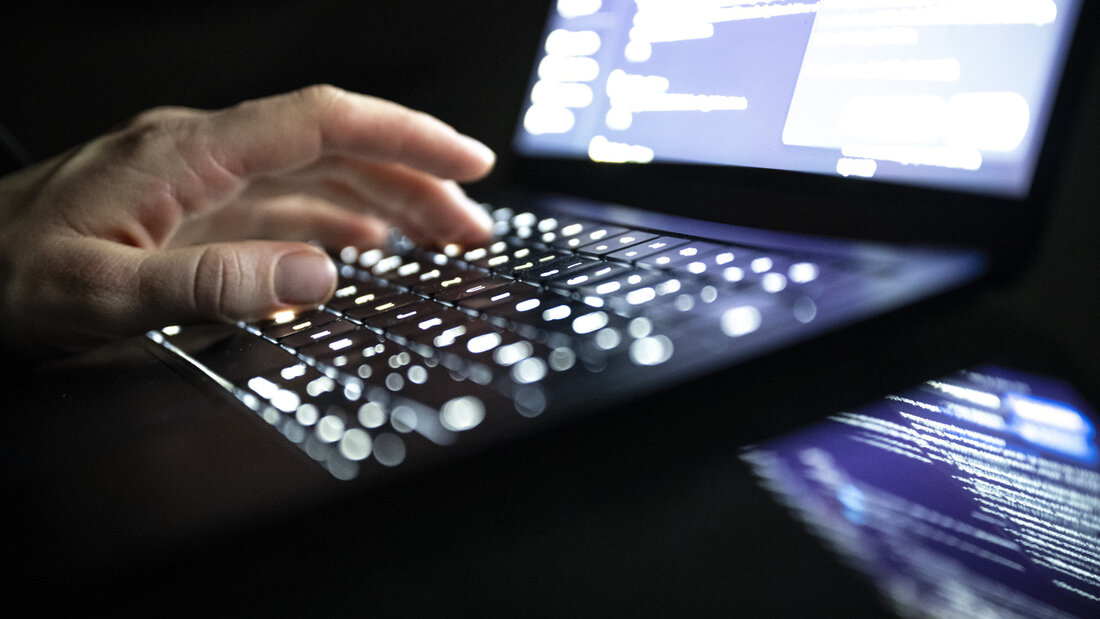 ILLUSTRATION - Eine Person tippt mit den Fingern auf einer beleuchteten Laptop-Tastatur. (gestellte Szene) Foto: Philip Dulian/dpa 20260801211645432.jpg