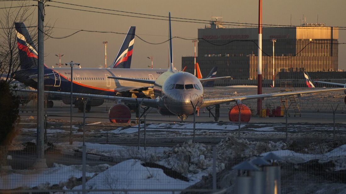 ARCHIV - Aeroflot-Passagierflugzeuge stehen auf dem Flughafen Scheremetjewo außerhalb von Moskau. Foto: Pavel Golovkin/AP/dpa/Archivbild 20261011213204903.jpg