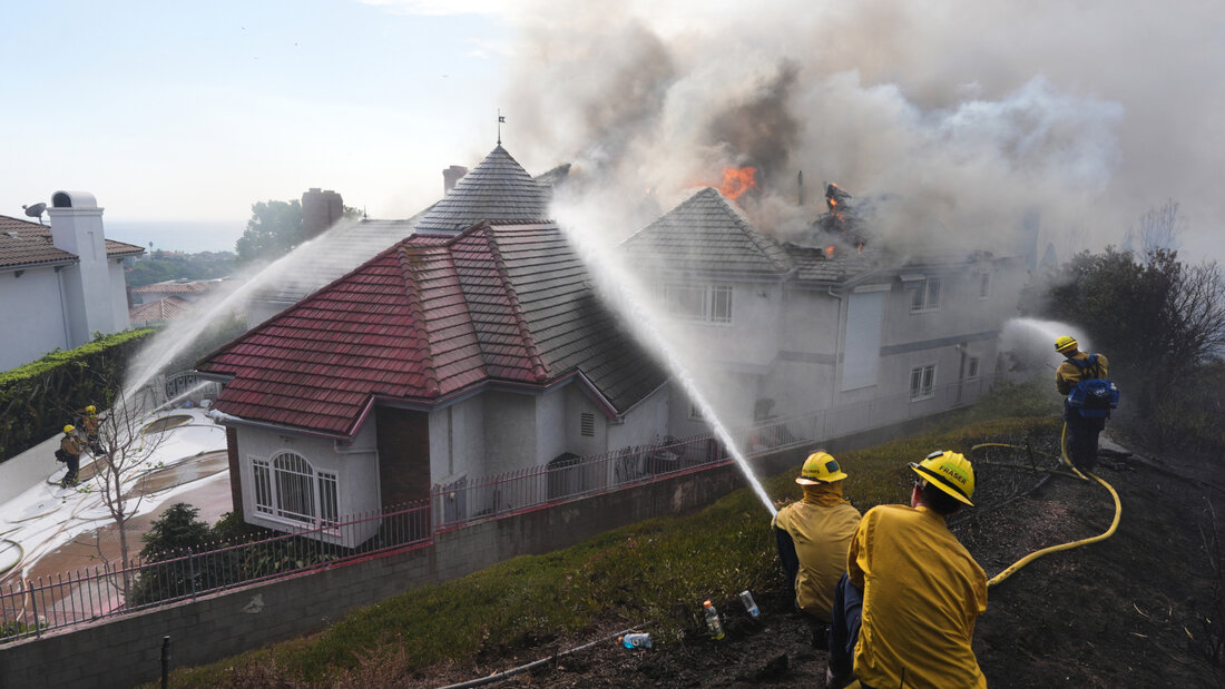 dpatopbilder - Feuerwehrleute versuchen, ein brennendes Haus während des Norte-Feuers zu löschen. Foto: Jae C. Hong/AP/dpa 20261017073316233.jpg