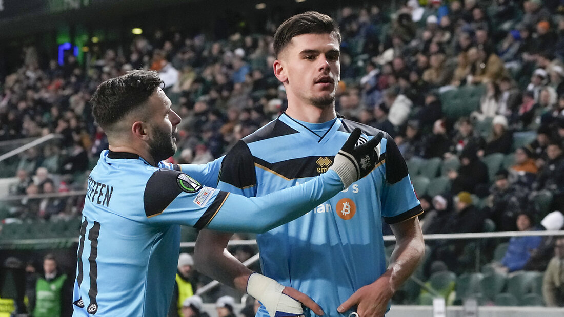 Albian Hajdari erhält nach dem 2:1 die Glückwünsche von Renato Steffen 20241212214058771.jpg