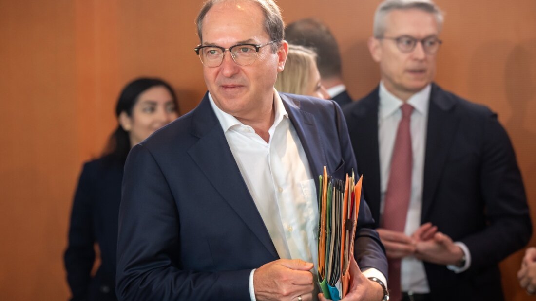 Alexander Dobrindt (CSU), Bundesinnenminister, kommt zu Beginn der Sitzung des Bundeskabinetts im Kanzleramt. Foto: Michael Kappeler/dpa 20250807102436330.jpg