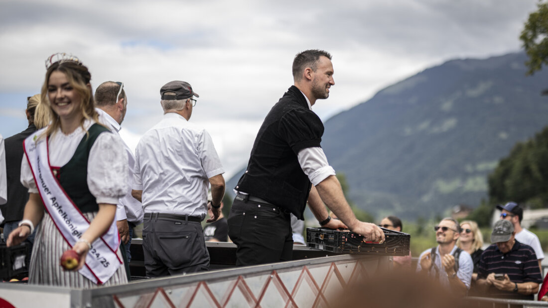 Mit der Apfelkiste im Gepäck nahm der Schwingerkönig von 2010, Kilian Wenger, am Festumzug in Mollis teil. 20250829155635472.jpg