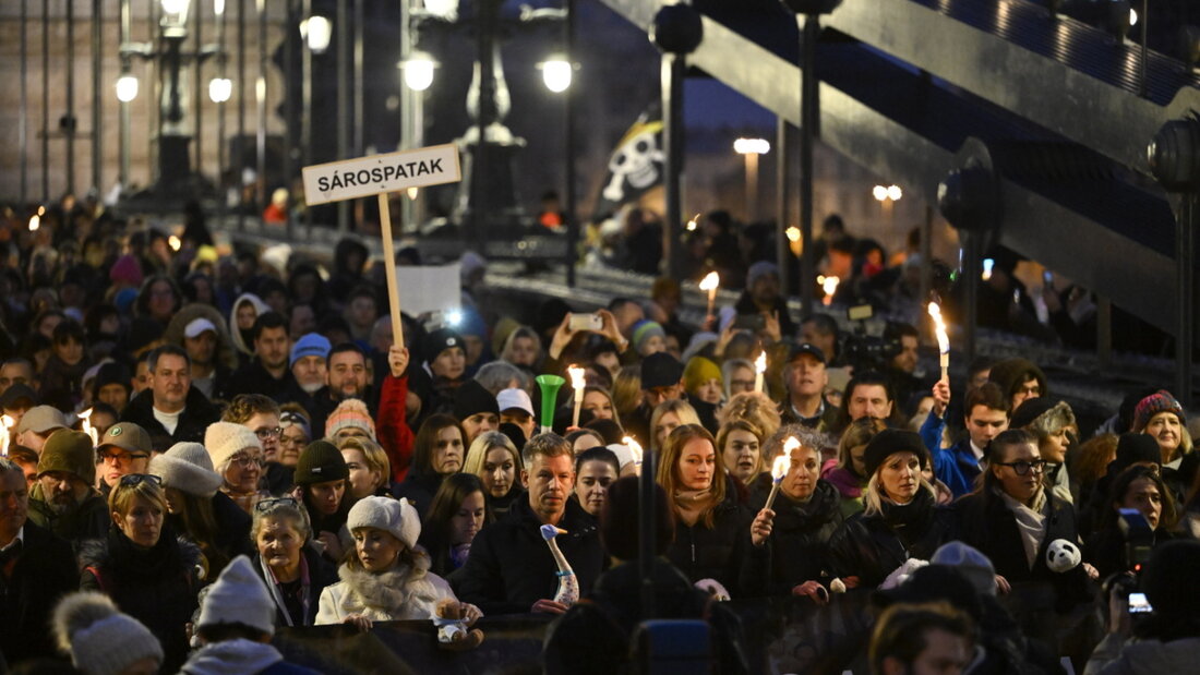 Tausende Menschen gingen nach dem Bekanntwerden von Missbrauchsfällen in Ungarn auf die Strasse. 20251214000504315.jpg