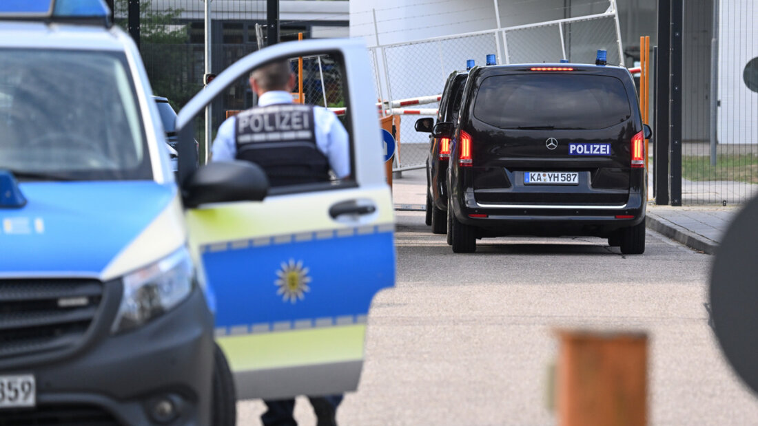 ARCHIV - Einsatzfahrzeuge der Polizei fahren auf das Gelände des Bundesgerichtshofes, wo ein mutmaßlicher Iran-Spion vorgeführt wurde. Foto: Bernd Weißbrod/dpa 20260521155241865.jpg