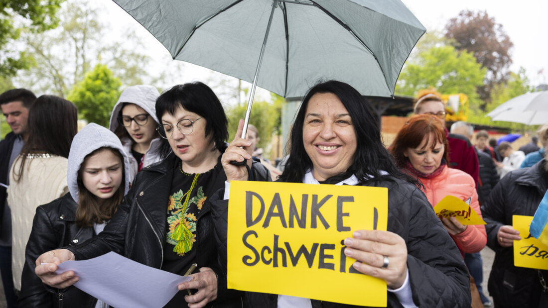 Das war vor viereinhalb Jahren: Flüchtlinge aus der Ukraine singen die ukrainische Nationalhymne bei der Pflanzung einer Friedenslinde als Zeichen für den Frieden und der Solidarität mit der Ukraine in Bern. (Archivbild) 20260619144954175.jpg