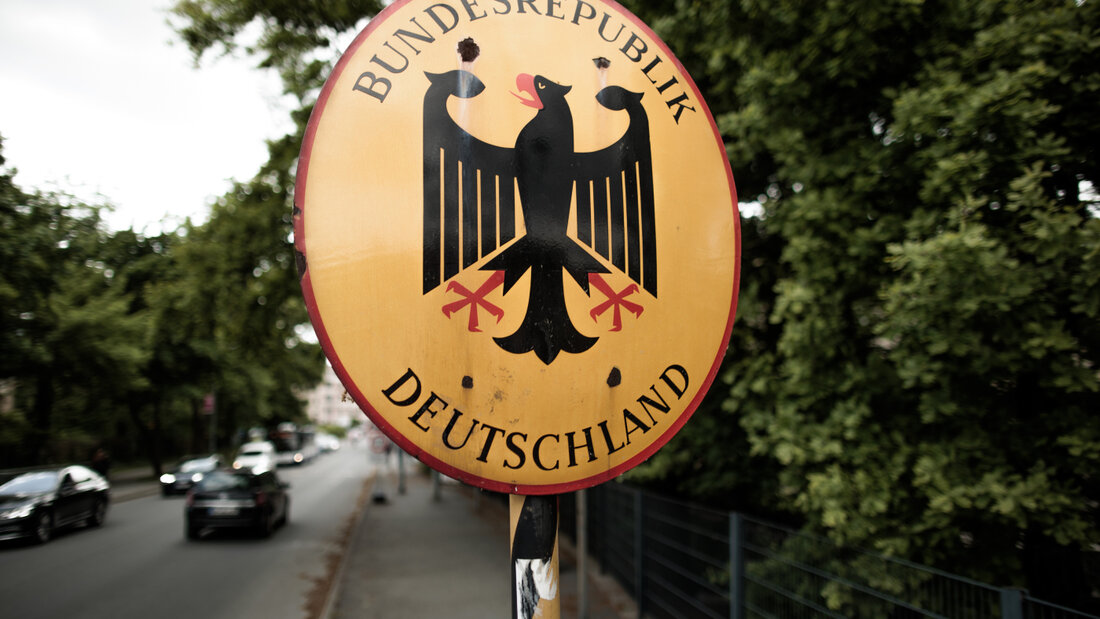 ARCHIV - Ein Schild mit der Aufschrift Bundesrepublik Deutschland und dem Bundesadler steht vor der Zufahrt zur Einreisekontrolle am deutsch-polnischen Grenzübergang. Foto: Carsten Koall/dpa/Archivbild 20260731160205289.jpg