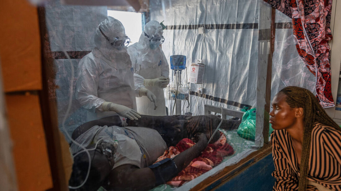 ARCHIV - Gesundheitspersonal versorgt einen Ebola-Patienten im Kongo. Foto: Moses Sawasawa/AP/dpa/Archivbild 20260806171620676.jpg