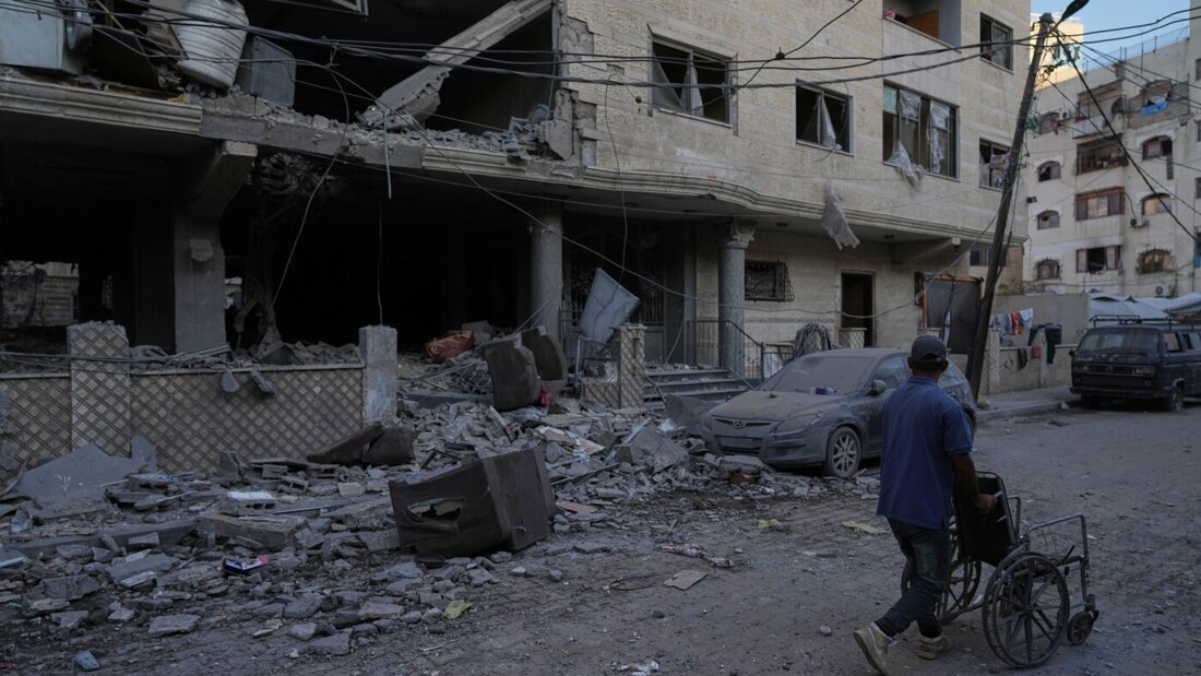 dpatopbilder - Die Trümmer eines zerstörtes Gebäudes sind am Ort eines israelischen Luftangriffs am frühen Morgen in Stadt Gaza zu sehen. Foto: Jehad Alshrafi/AP/dpa 20261003114408064.jpg