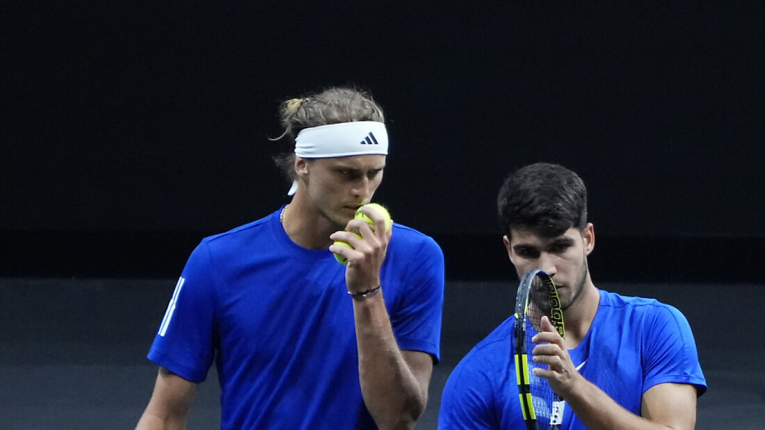 Alexander Zverev (links) und Carlos Alcaraz mussten als Verlierer Platz 20240921072703990.jpg