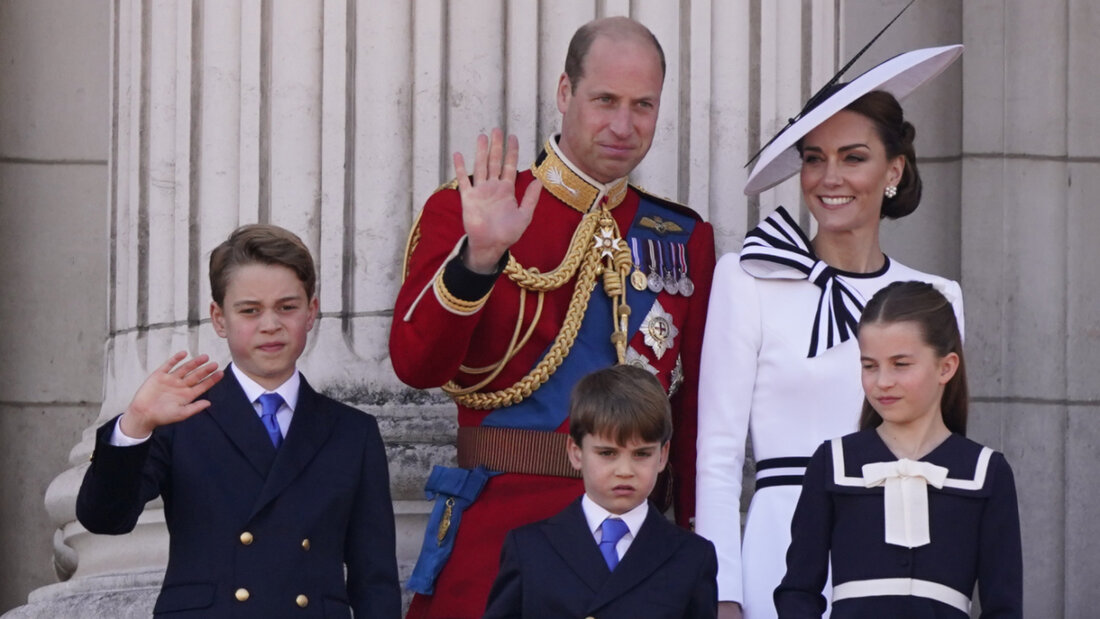 ARCHIV - Prinz William und Kate stehen auf dem Balkon des Buckingham Palastes mit ihren Kindern Prinz George (l-r), Prinz Louis und Prinzessin Charlotte (Archivbild). Foto: Alberto Pezzali/AP/dpa 20250502173049679.jpg