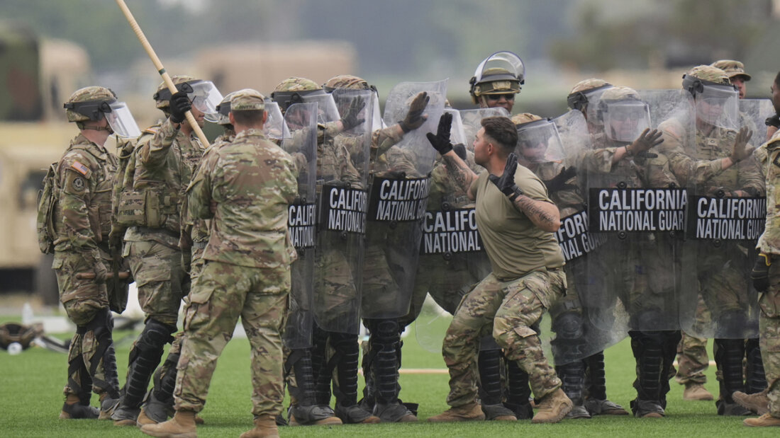 ARCHIV - Mitglieder der US-Nationalgarde führen Übungen durch, nachdem sie zu den Protesten in Los Angeles entsandt wurden. Foto: Jae C. Hong/AP/dpa 20250716085221787.jpg