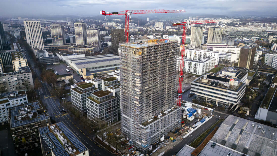 In Zürich-Oerlikon droht ein 80 Meter hohes Baugerüst einzustürzen. Das betroffene Gebiet an der Hagenholzstrasse bleibt vorerst gesperrt. 20251208133254583.jpg