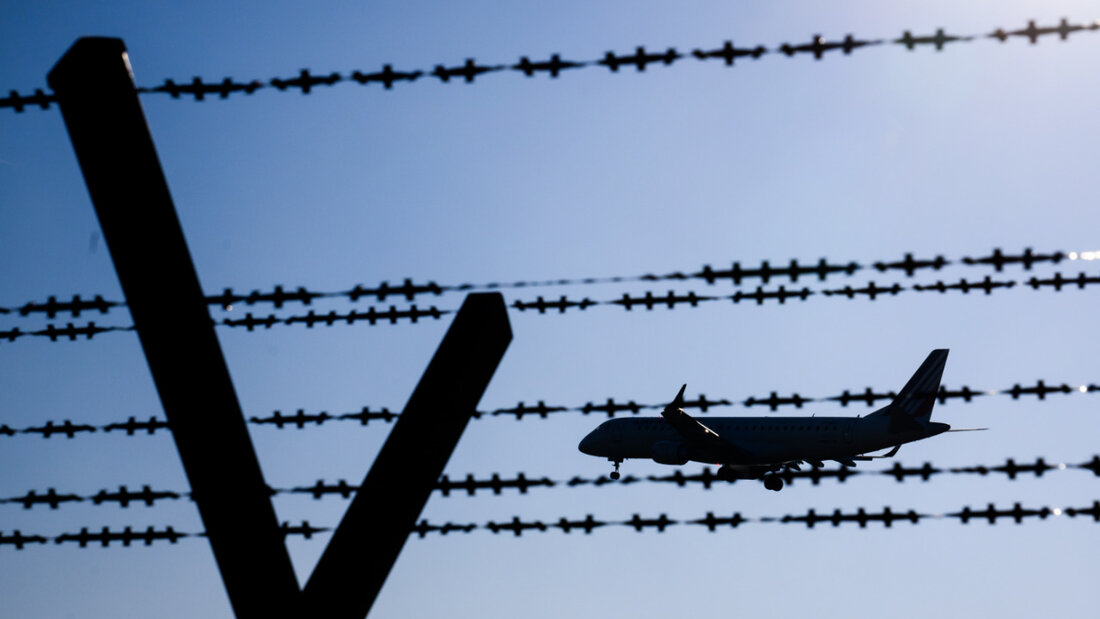 ARCHIV - Ein Flugzeug mit abgeschobenen Migranten fliegt hinter Stacheldraht am Flughafen Hannover. Foto: Julian Stratenschulte/dpa/Symbolbild 20260601212231837.jpg
